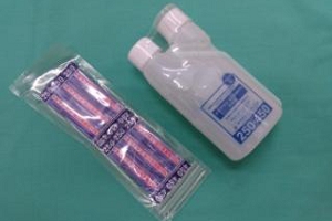 当院の予防歯科での歯面清掃PMTC器具・器材。レーザー照射中の写真。